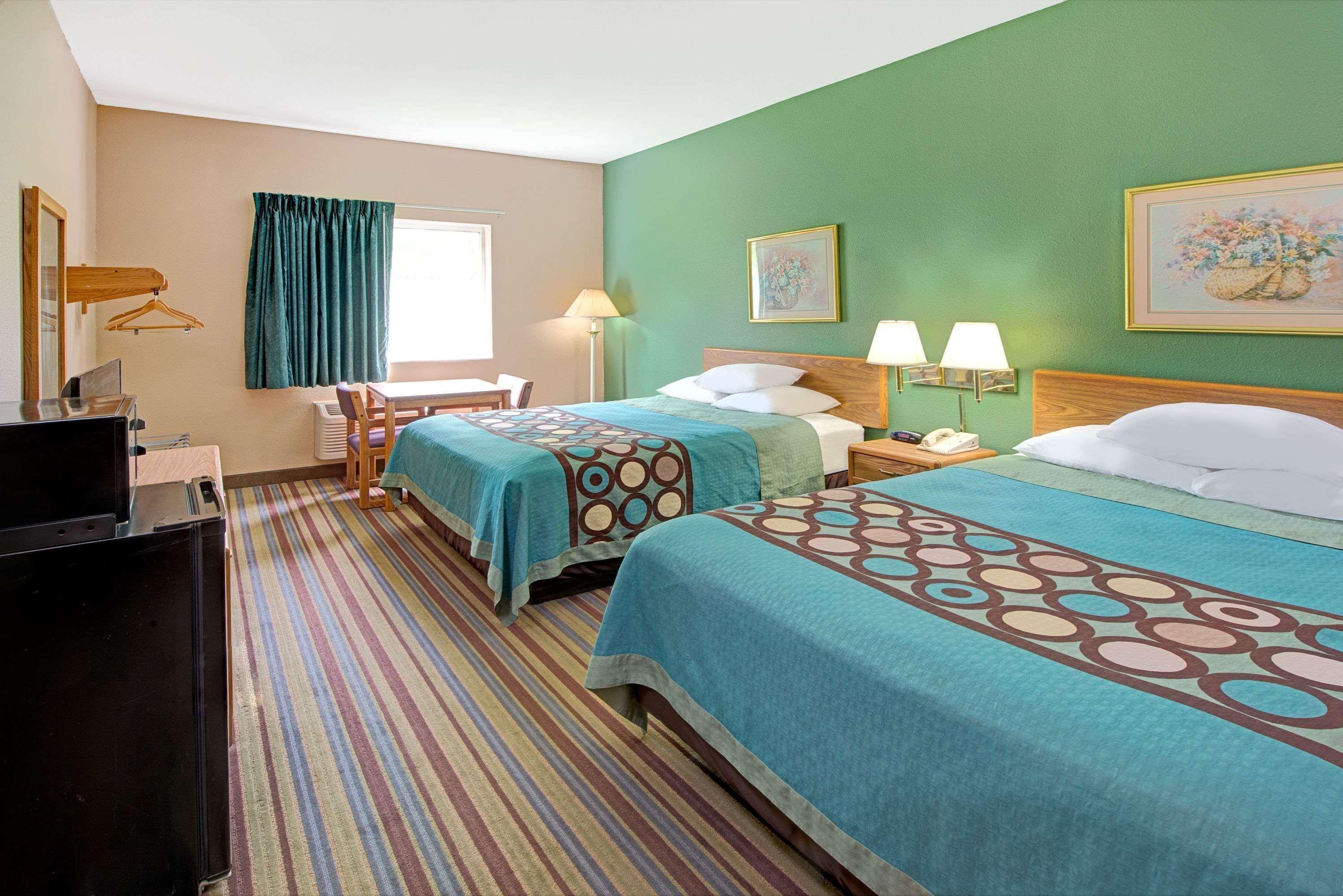 Super 8 By Wyndham Pontoon Il/st. Louis Mo Area Hotel