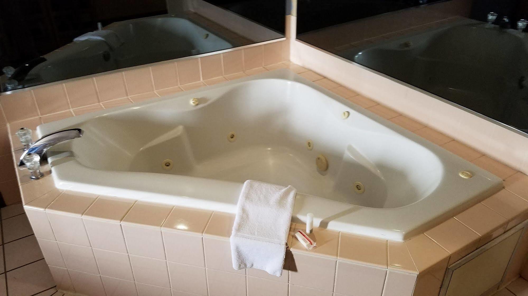 Hotel Super 8 By Wyndham Pontoon Il/st. Louis Mo Area