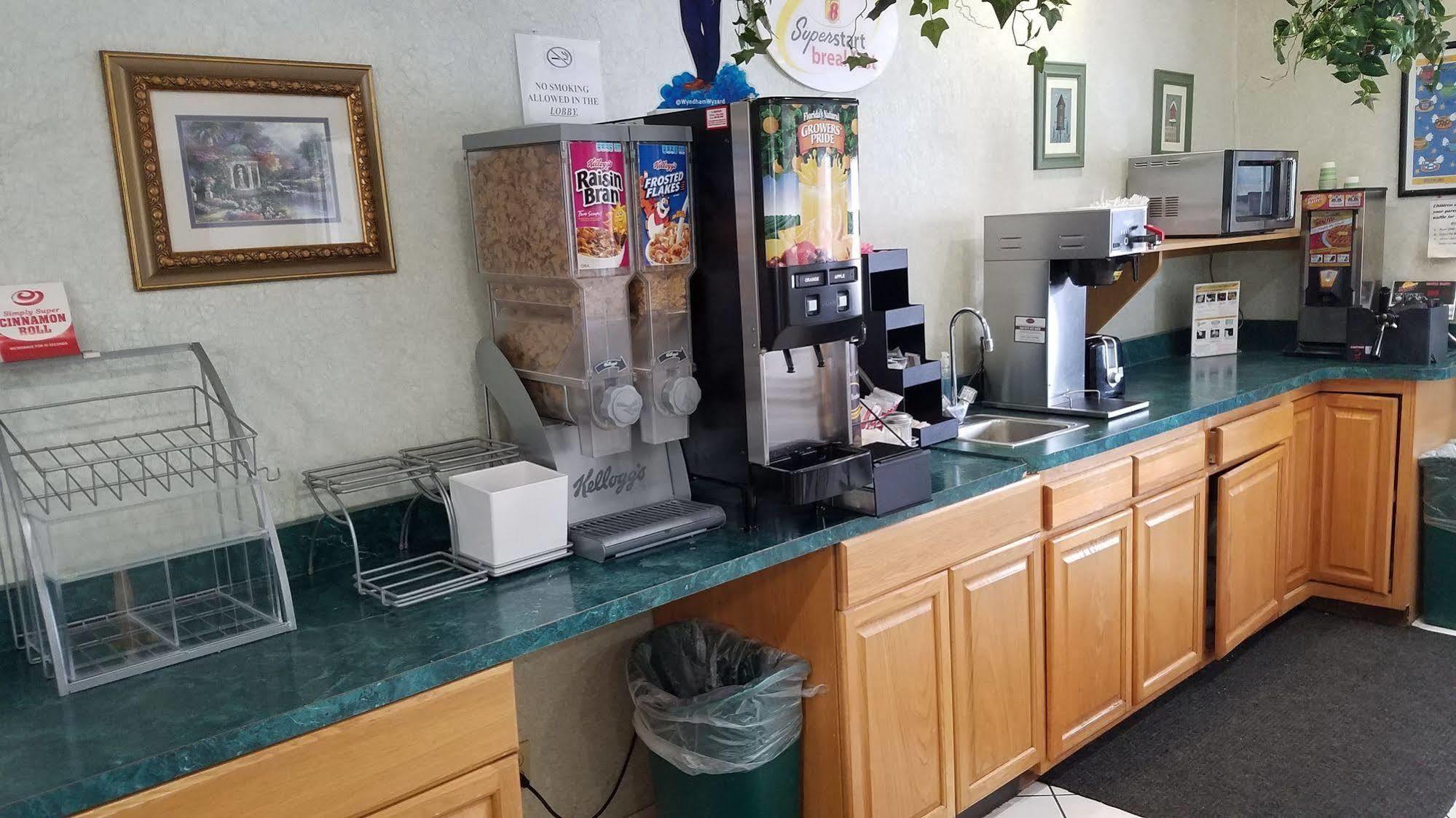 Super 8 By Wyndham Pontoon Il/st. Louis Mo Area Hotel